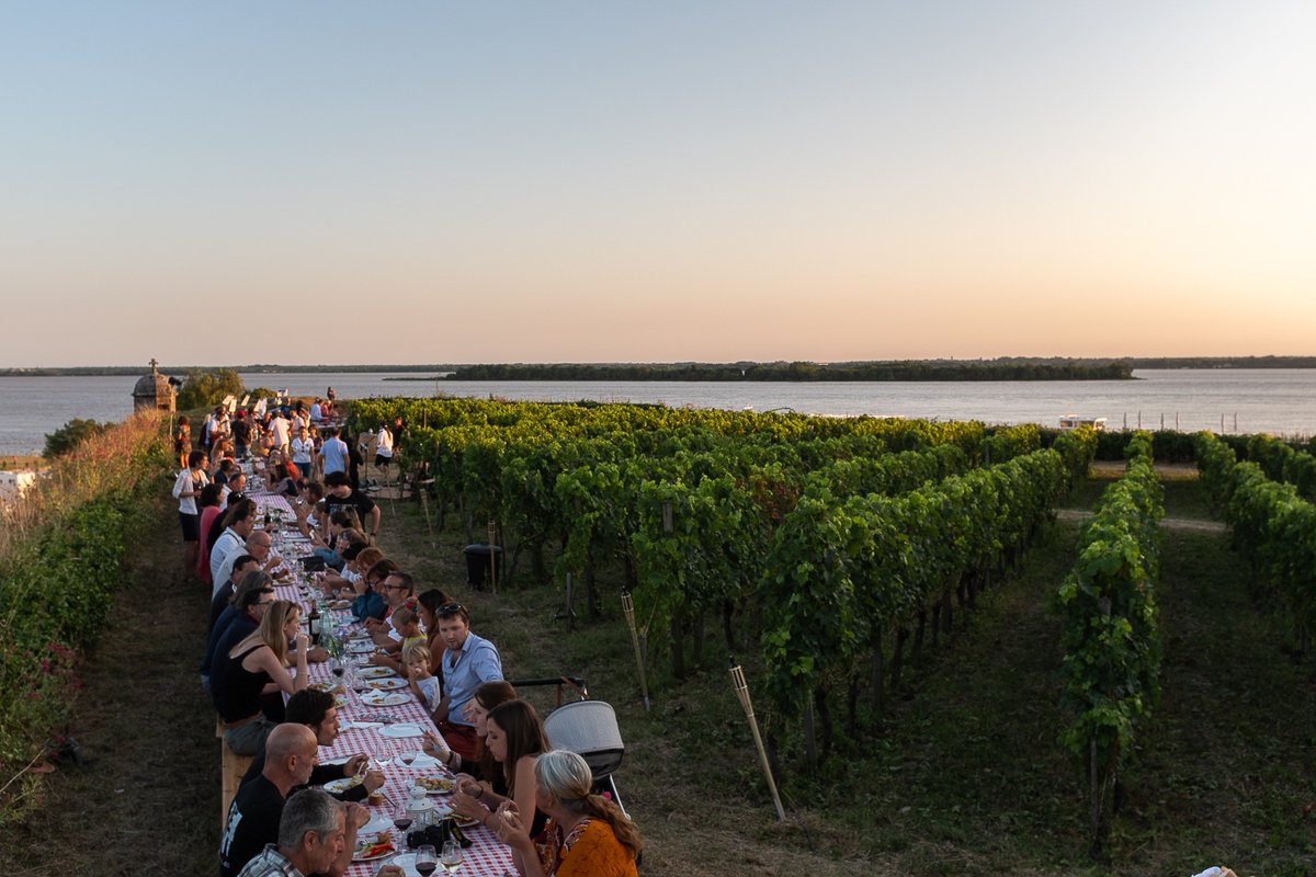 Bonne nouvelle ! Le Dîner du Clos de l'#Echauguette, #vignoble de la Citadelle de #Blaye est de retour le mercredi 29 juillet 👉 bit.ly/diner-echaugue…

#vinblaye #vinbio #patrimoine