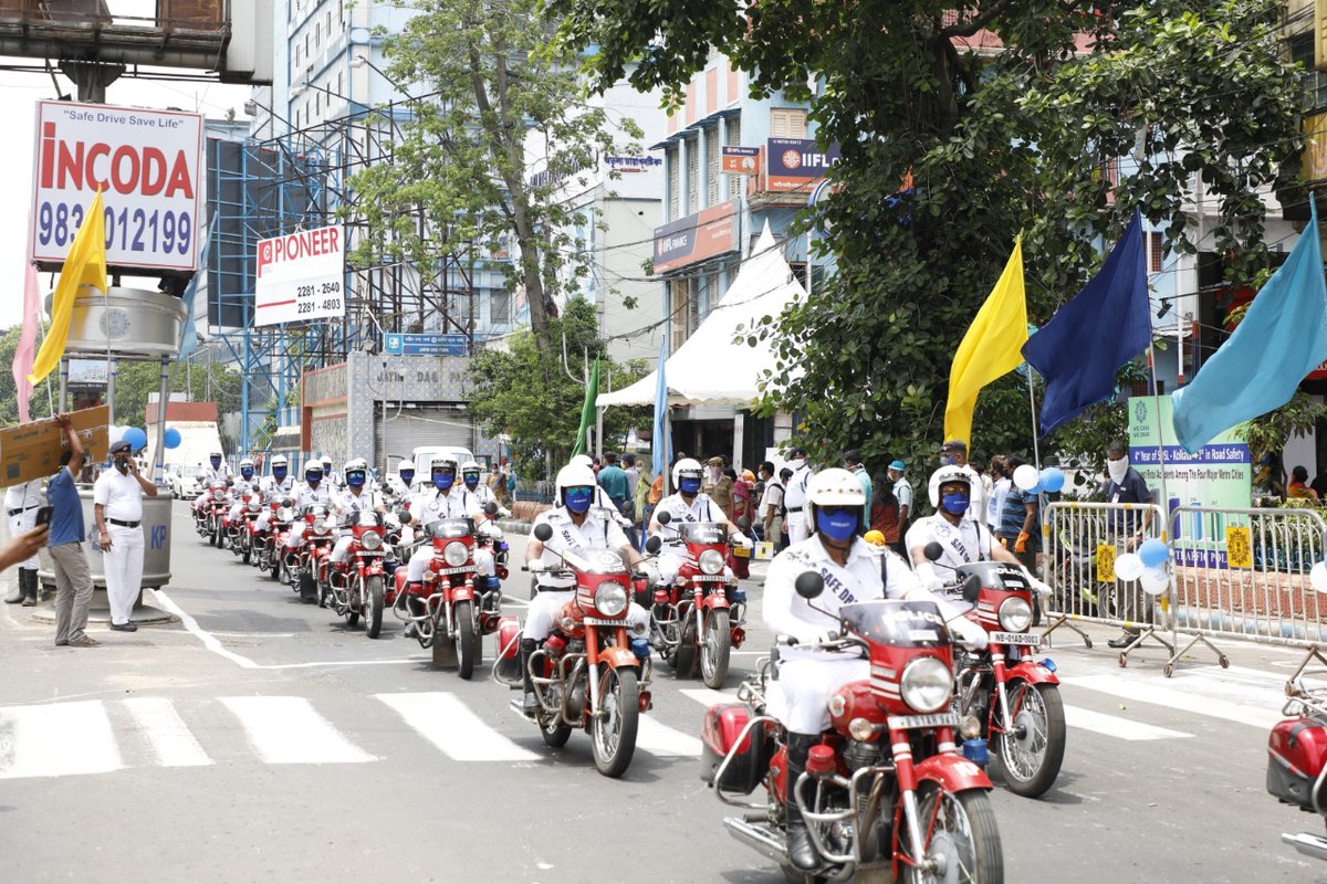 KolkataPolice's tweet image. Hon'ble CM @MamataOfficial flagged off two motorcycle rallies this afternoon at a function on the occasion of fourth anniversary of #SafeDriveSaveLife campaign in presence of @CPKolkata.
