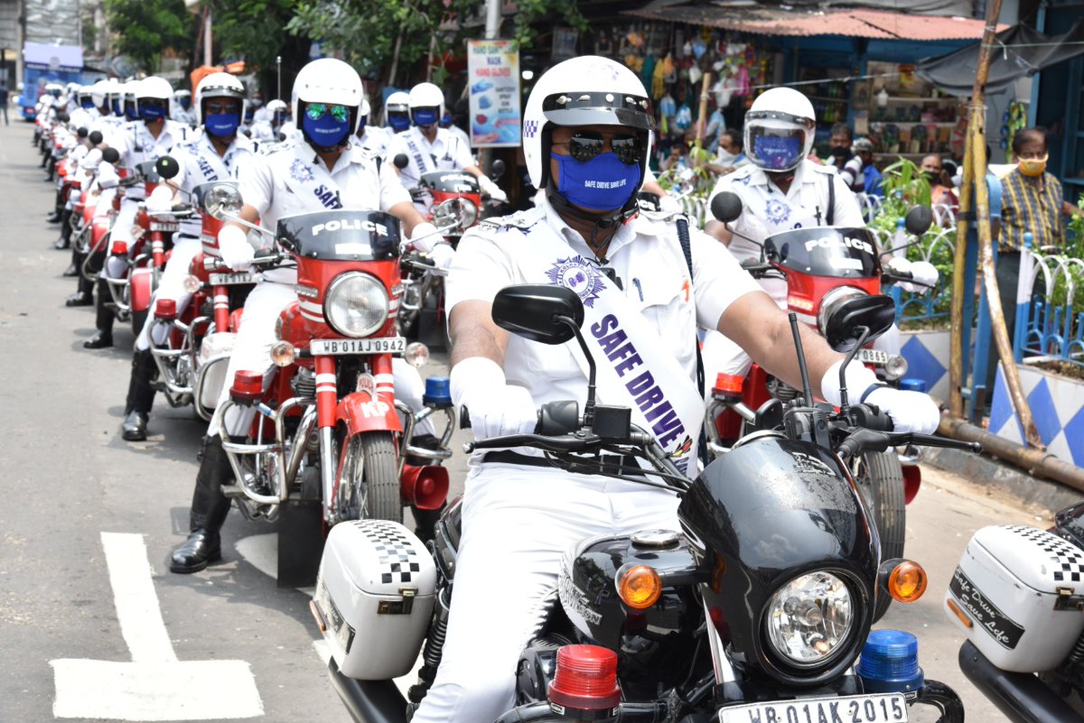 KolkataPolice's tweet image. Hon'ble CM @MamataOfficial flagged off two motorcycle rallies this afternoon at a function on the occasion of fourth anniversary of #SafeDriveSaveLife campaign in presence of @CPKolkata.