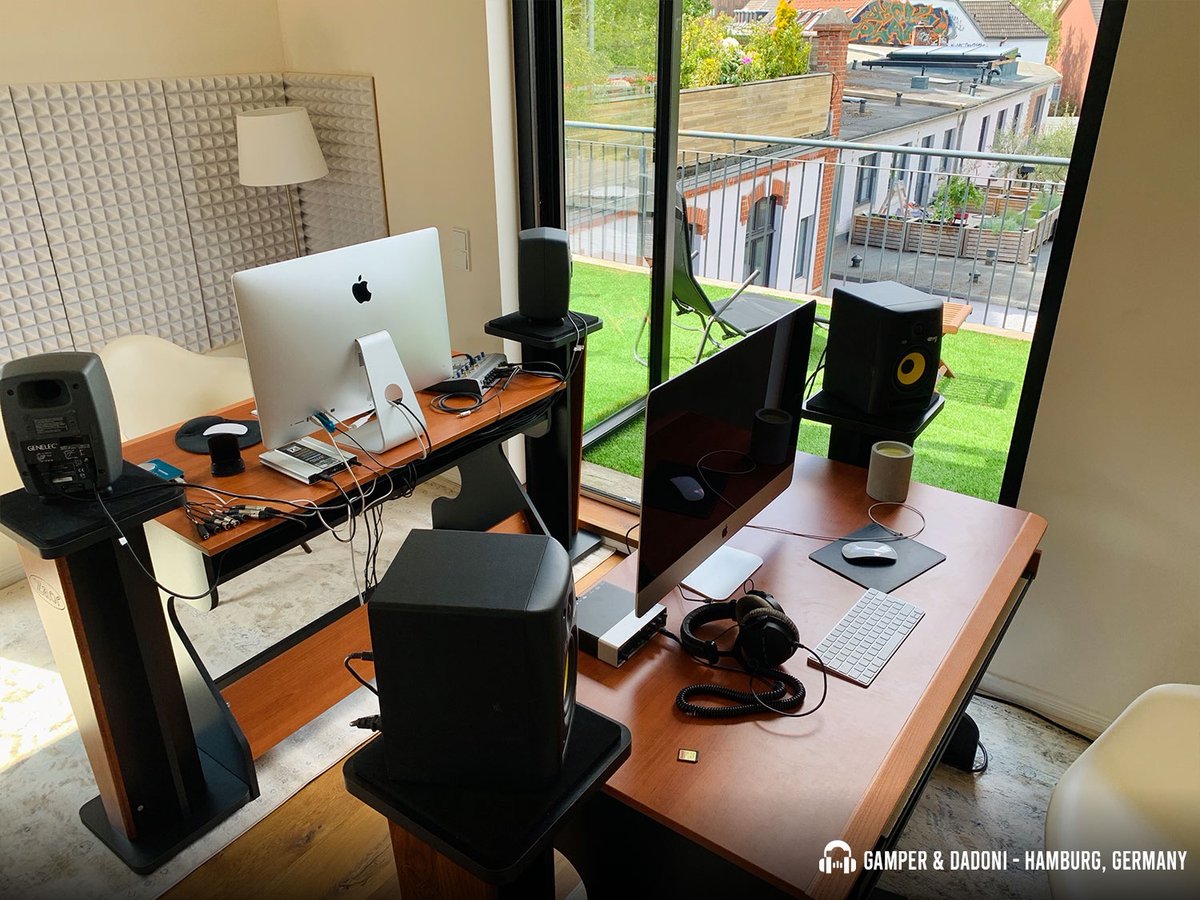 This is the creative space of the German #DJ and #producer duo @gamperdadoni from #Hamburg, featuring Miza Junior MKII and Croce Stands 36. Clean and simple. We like it!

Miza Jr. MKII: bit.ly/3iFAIVx
Croce Stand 36: bit.ly/38EwrNt

#studiodesk #studiofurniture