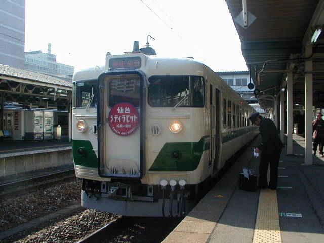 きょーじゅ ﾖｷﾖｷ 455系で移動するのほんと好きだったなぁ サボ差しのおっちゃんが一生懸命作業しているとことか シティラビットにヘッド マーク付けたり 狭いながらもなんかいい座席に座るのも ほんとよかった 当時意味不明だった表記のサボとか