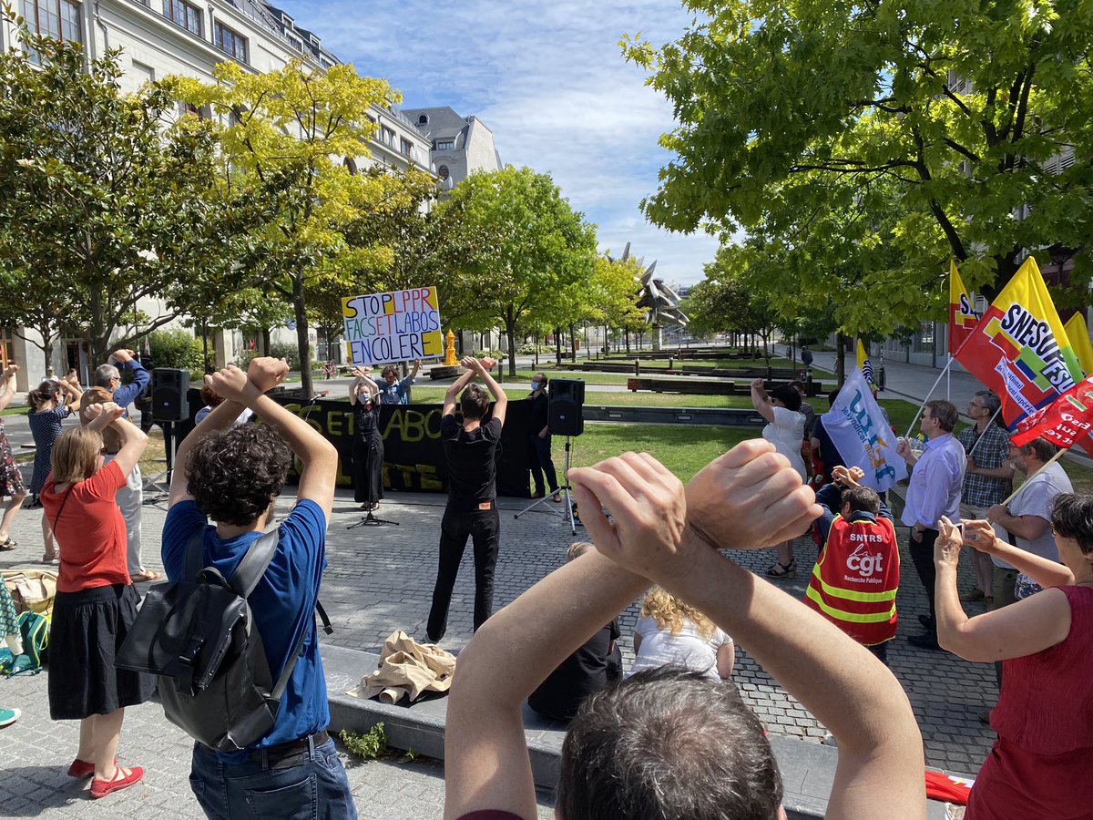 SnesupFsu's tweet photo. #StopLPPR - Le @SnesupFsu est là pour redire son opposition à la LPPR, pour dire non à une rentrée 2020 qui se profile sous le sceau de l’enseignement hybride, pour revendiquer revalorisation salariale et budget! #8juillet #RENTREE2020 #revalorisation #budgetESR https://t.co/JnoeE4FL64