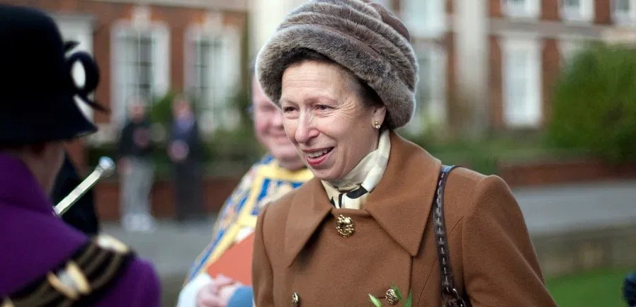 We can't believe this was over 7 years ago!! 👑 When The Princess Royal met with our #NigelSmithPlumbing team 👨‍🔧 She met most of the team at during her visit, then unveiling a commemorative plaque on the site. Have a read 👇👇👇
nsmithplumbing.co.uk/2013/02/15/roy…