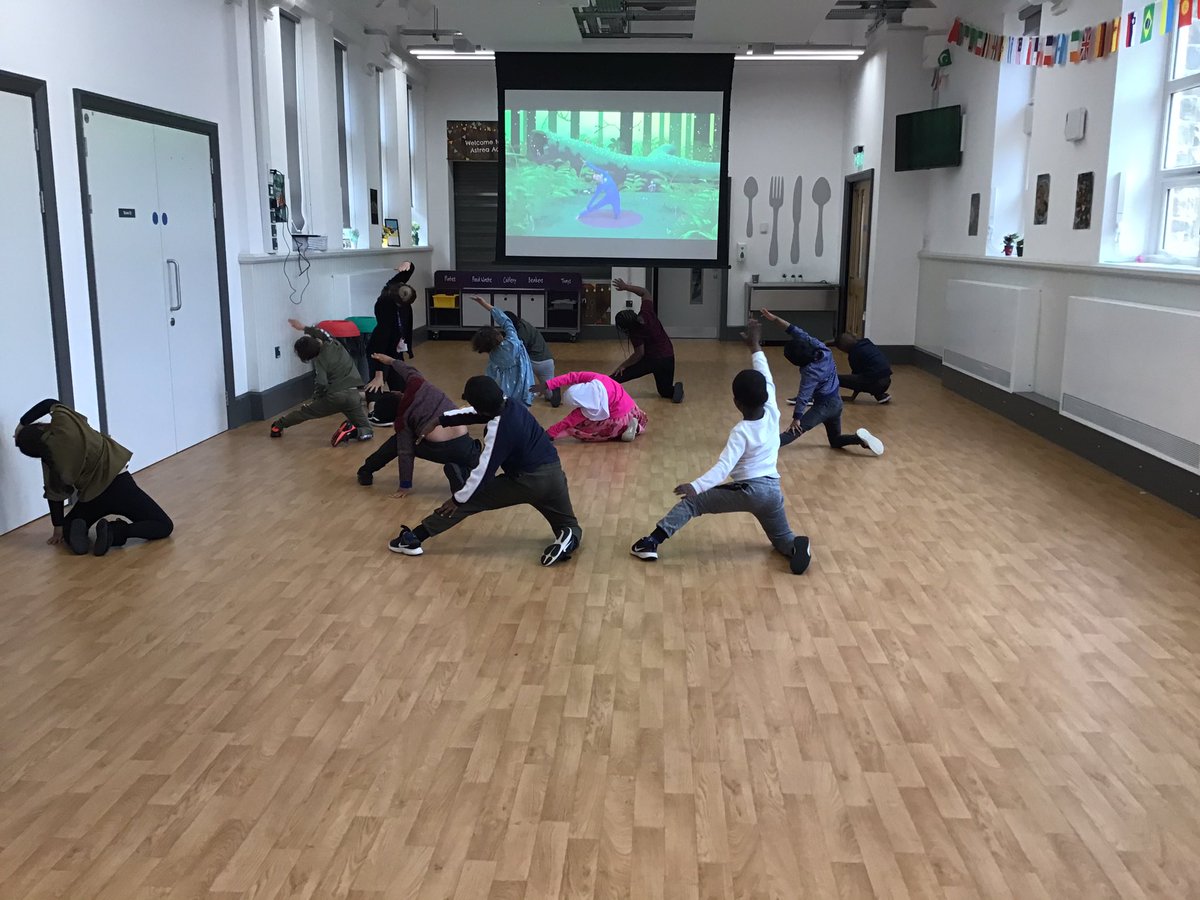 AstreaSheff_PP's tweet photo. Y1 have been stretching it out this morning with some yoga to avoid the wet rainy weather! You can follow this video from home if you like! 🤸🏻‍♀️🧘🏽‍♀️ https://t.co/eDKWcAMc3e https://t.co/FlNQZfVSnz