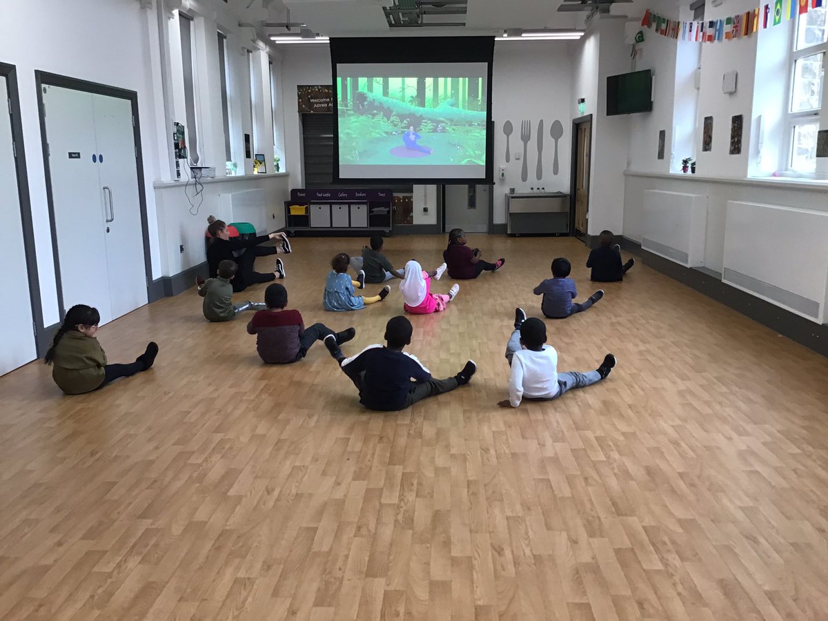 AstreaSheff_PP's tweet photo. Y1 have been stretching it out this morning with some yoga to avoid the wet rainy weather! You can follow this video from home if you like! 🤸🏻‍♀️🧘🏽‍♀️ https://t.co/eDKWcAMc3e https://t.co/FlNQZfVSnz