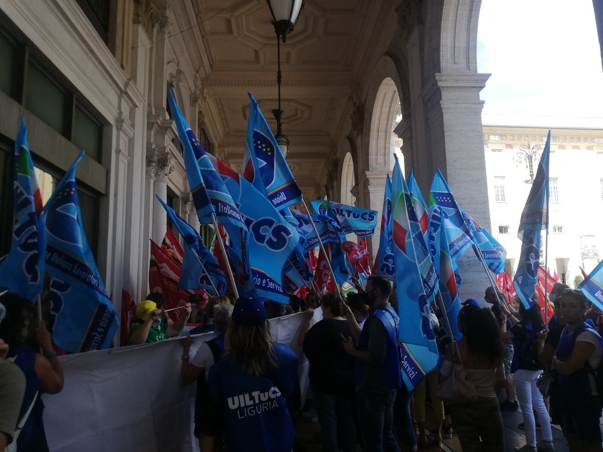 UILTuCS_Liguria's tweet photo. Genova, piazza De Ferrari le addette della #ristorazione scolastica chiedono risposte alle istituzioni #lavoro #salario #futuro https://t.co/ZWu99bFxUc