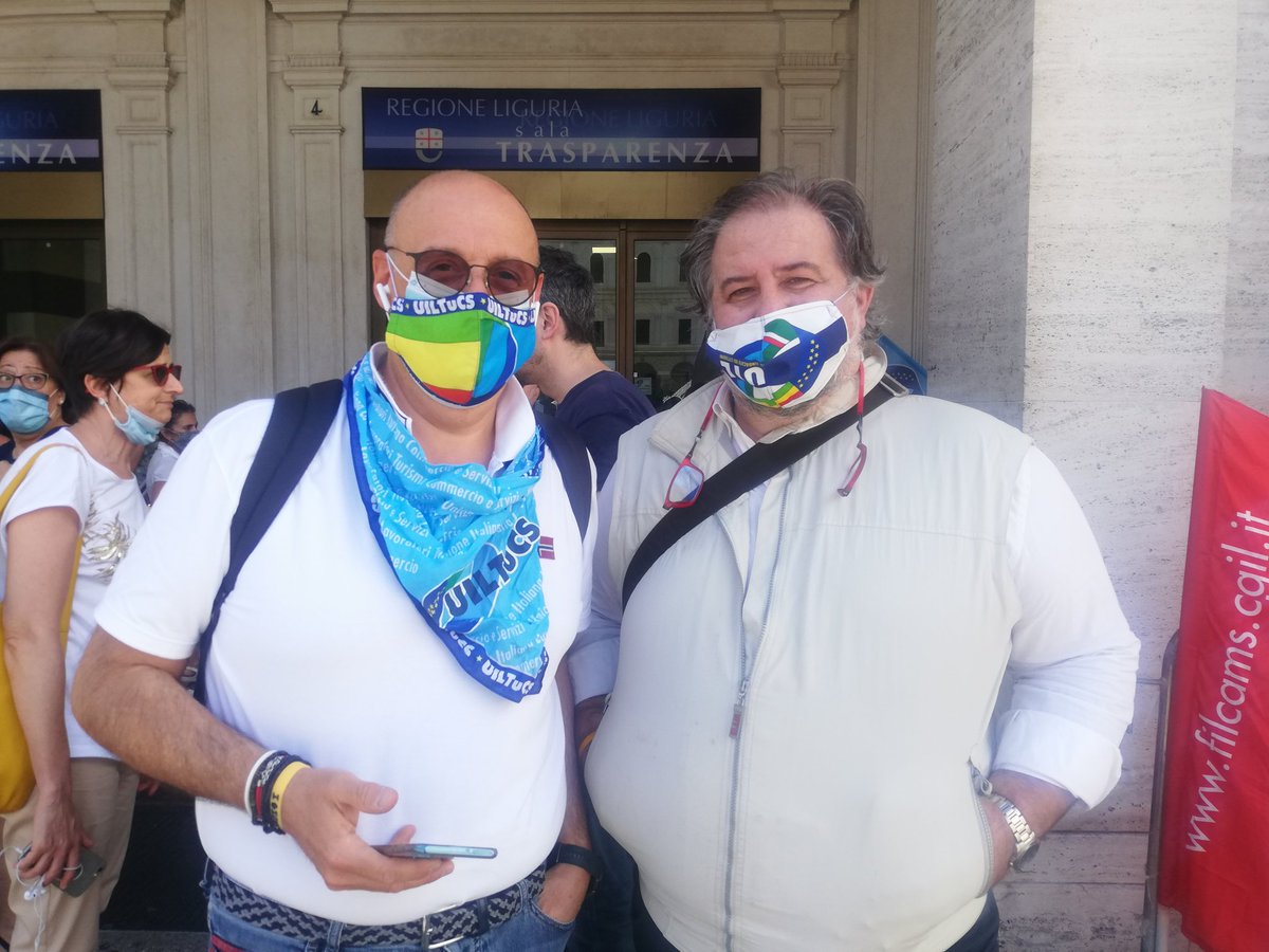 UILTuCS_Liguria's tweet photo. Genova, piazza De Ferrari le addette della #ristorazione scolastica chiedono risposte alle istituzioni #lavoro #salario #futuro https://t.co/ZWu99bFxUc
