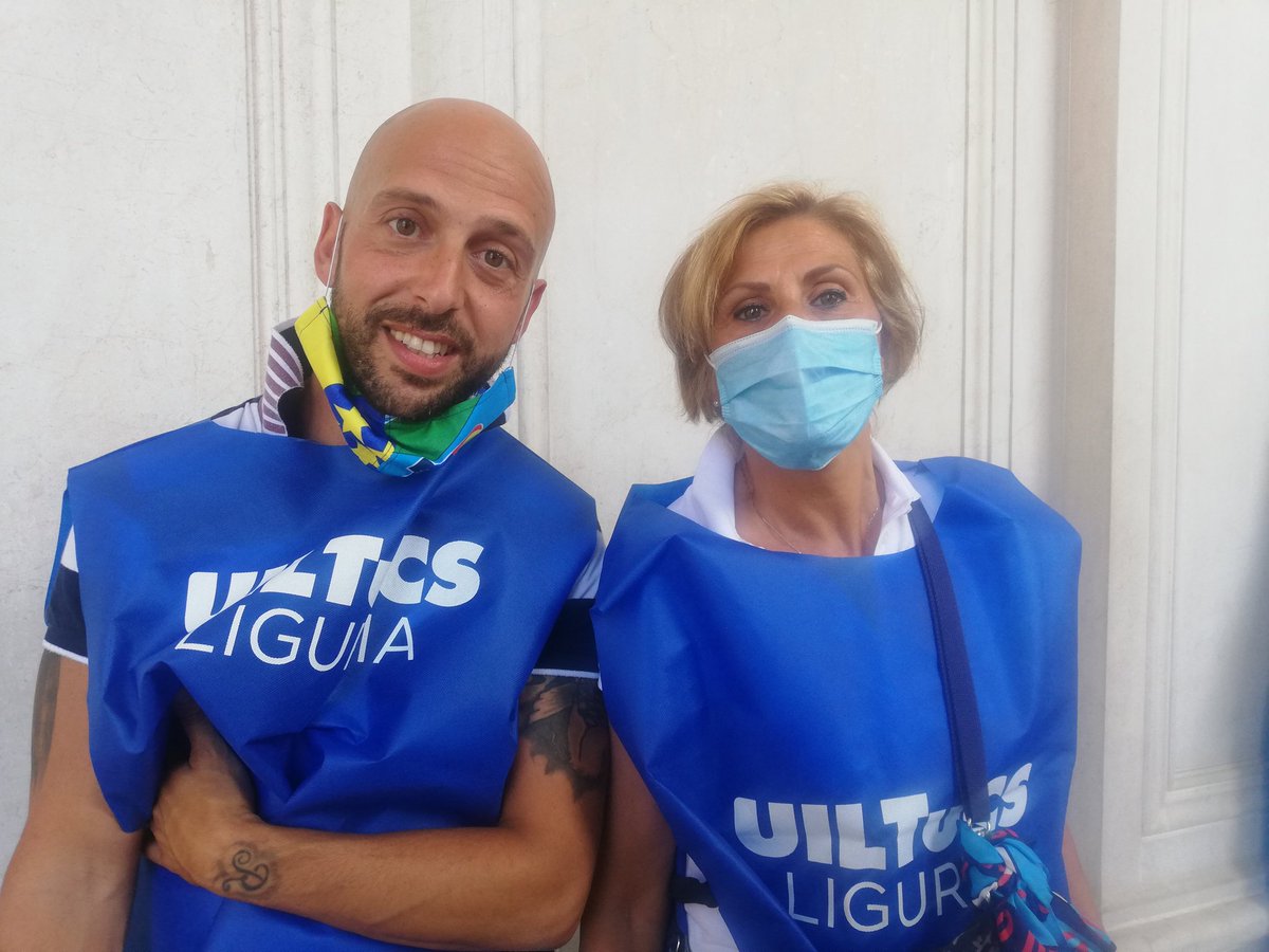 UILTuCS_Liguria's tweet photo. Genova, piazza De Ferrari le addette della #ristorazione scolastica chiedono risposte alle istituzioni #lavoro #salario #futuro https://t.co/ZWu99bFxUc