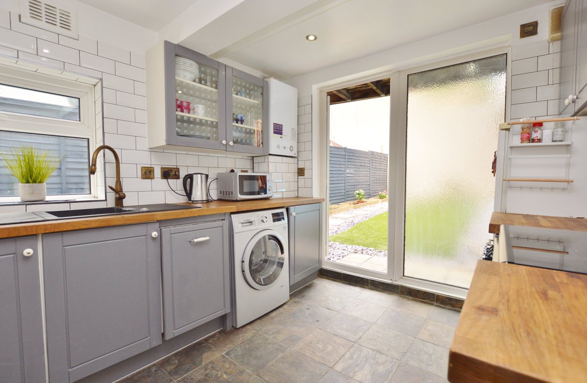 HuntersPlaistow's tweet photo. Exceptional ground floor conversion, fabulous bright and spacious room sizes, double bedroom with high ceilings, luxury fitted kitchen, large rear garden with potential for a rear extension (STPP), long lease and has the added benefit of being chain-free, viewing advised. https://t.co/qgfRR6NEl7