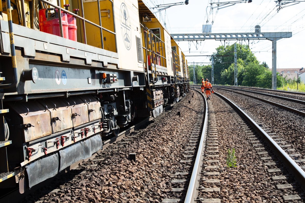Kneubuhlerserge's tweet photo. Retour en image du meulage de la voie 2 M entre Villeneuve Saint-Georges et Vigneux sur Seine. 
@SNCFReseau #ifpse https://t.co/dz2cxxP62D