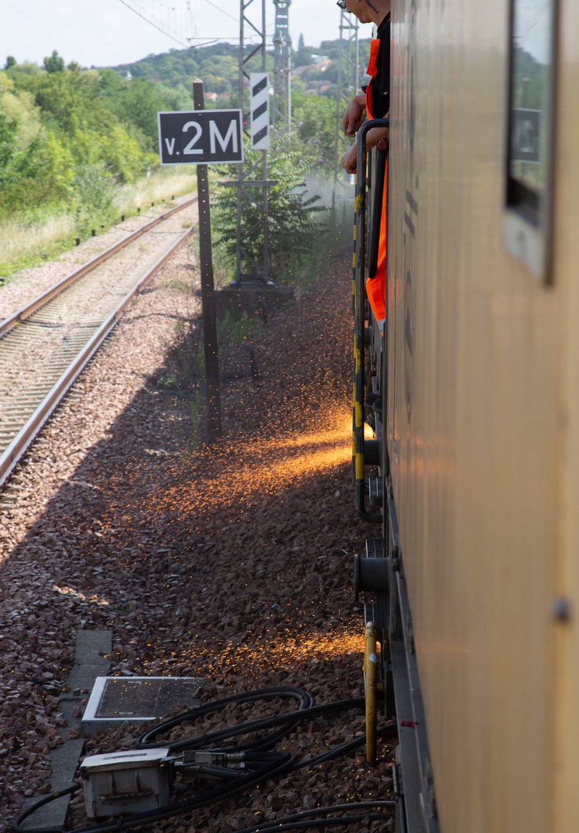 Kneubuhlerserge's tweet photo. Retour en image du meulage de la voie 2 M entre Villeneuve Saint-Georges et Vigneux sur Seine. 
@SNCFReseau #ifpse https://t.co/dz2cxxP62D