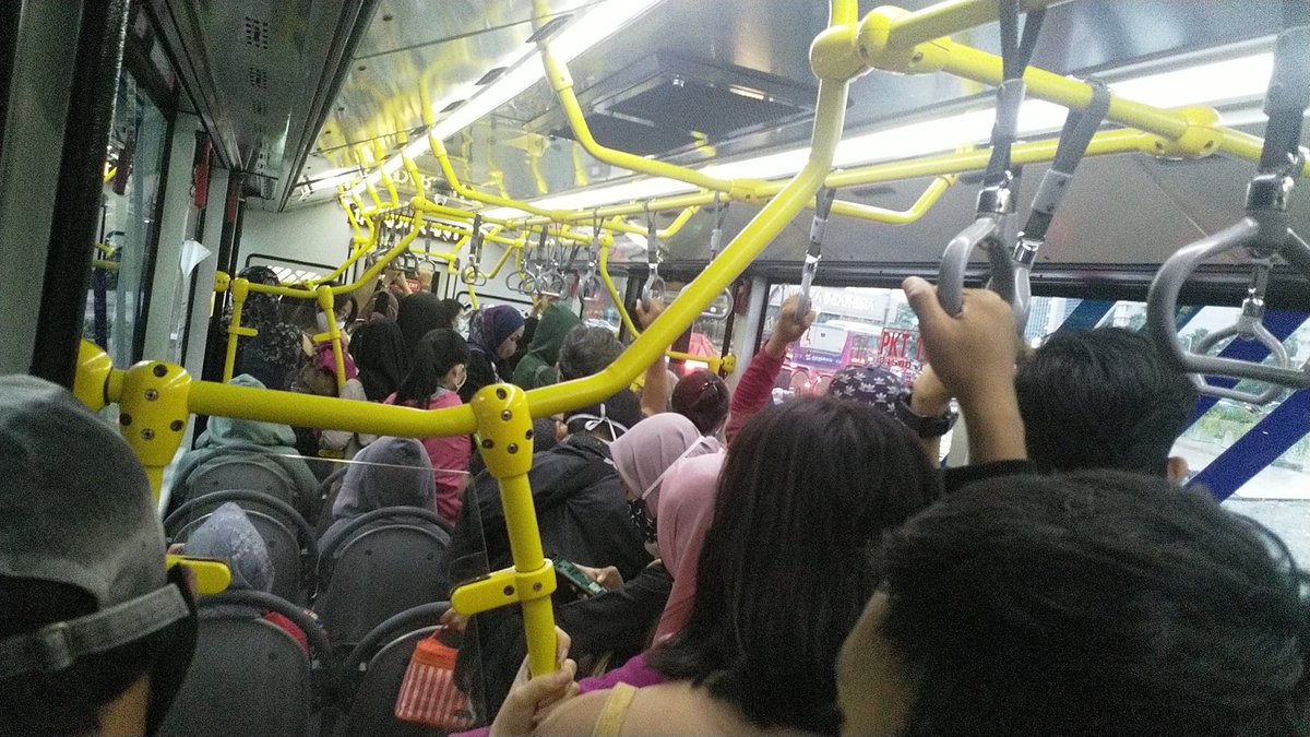 _ari___'s tweet photo. @PT_Transjakarta @PemdaDKIJakarta
Jangan dibiarkan seperti ini.. Tolong diperketat.. Saya naik masih lega.. Kondektur harus tegas. https://t.co/CXXNo526sk