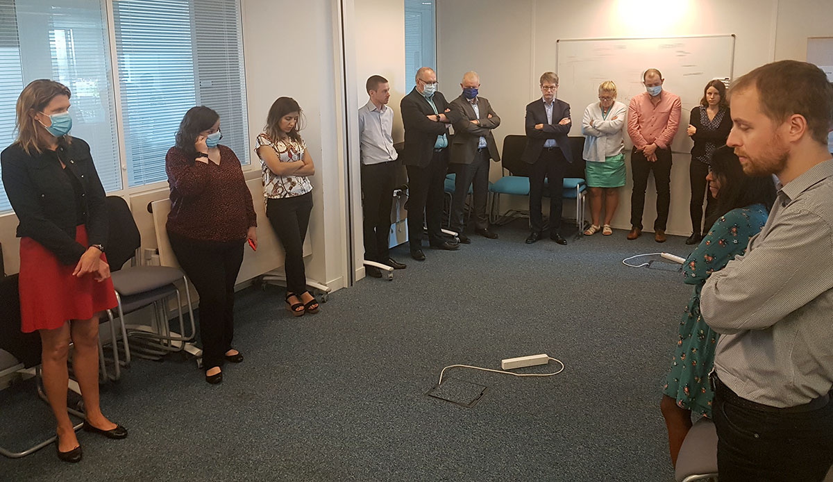KeolisIDF's tweet photo. Les collaborateurs #Keolis en #IDF ont rendu hommage ce midi à Philippe Monguillot, conducteur du réseau @Chronoplus_Info à Bayonne, agressé dimanche dernier.

Au côtés d'@IDFmobilites, tous les réseaux franciliens observeront une minute de silence à 19h30.

#solidarité #WeCare https://t.co/7vJwFwyLdD