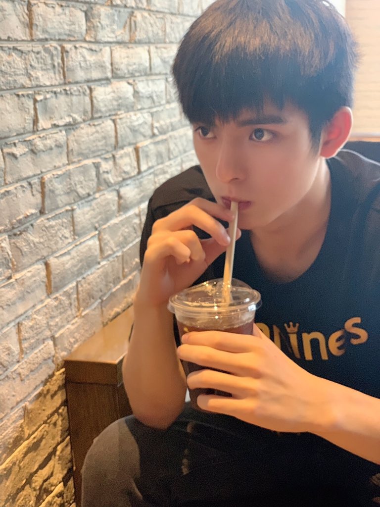 WangHaoXuanTH's tweet photo. [200708] 皓轩的小足球 weibo update:

สตูดิโออัพเดต

"เลิกเรียน / เลิกงาน / ออกจากห้องสอบกันรึยังครับ?

ถามท้องฟ้า ถามพื้นดิน ถามตัวเอง วันนี้คุณมีควา���สุขไหมครับ?

แชร์ 《ดื่มน้ำสไตล์คนหล่ออเมริกัน》เติมกำลังใจในทุกวัน "

#王皓轩 
#WangHaoXuan 
#หวังฮ่าวเซวียน https://t.co/PchssL54gK