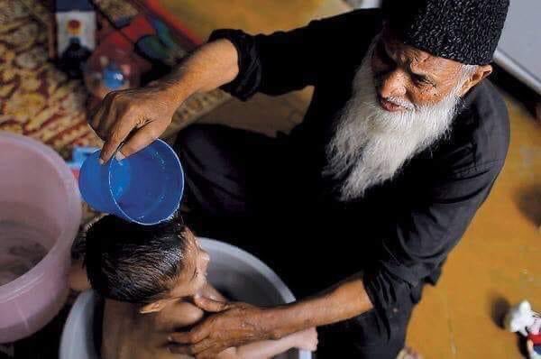 NawabAliKhan7's tweet photo. اتنے پیار سے تو کوئی ماں ہی بچے کو نہلا سکتی ہے۔ ایدھی صاحب یتیموں کے ماں بھی تھے اور باپ بھی۔ چلے گئے لیکن بھلائے نہیں جاتے۔ ❤️
#Edhi
#RememberingEdhi https://t.co/ly36E1GmMJ