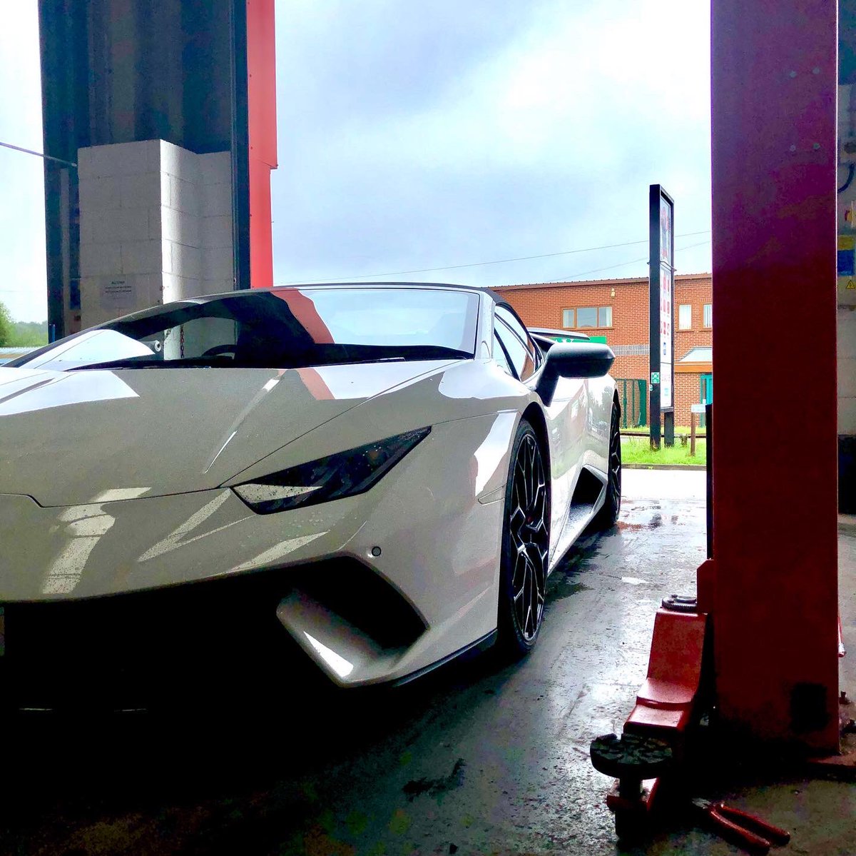 🇮🇹 This #Lamborghini #Performante is ready for the wet roads this morning with a new 305/30R20 @Pirelli #Pzero #Tyre fitted by our #Derby team
Who’d like to take this for a test drive? 🏎🏎🏎
#pirelli #pirellityres #performancecar #luxurycars #derbyshire #tyres #tyresafety https://t.co/rWtfygov1x