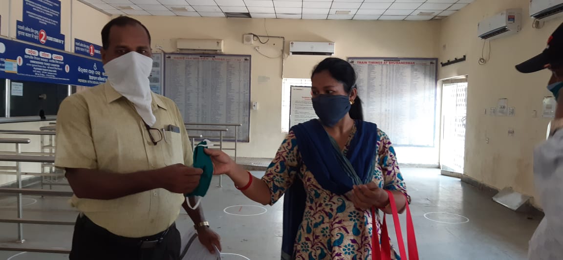DRMKhurdaRoad's tweet photo. @RailMinIndia @eastcoastrail 
Use of face mask can slow down the risk of spreading #coronavirus .
During the lockdown period 
Smt @RukmaniSahani ,Chief Commercial Clerk, Bhubaneswar has stiched more than 1000 masks and distributed to  passengers, Public &amp; staff. https://t.co/nEMyI0NAoa