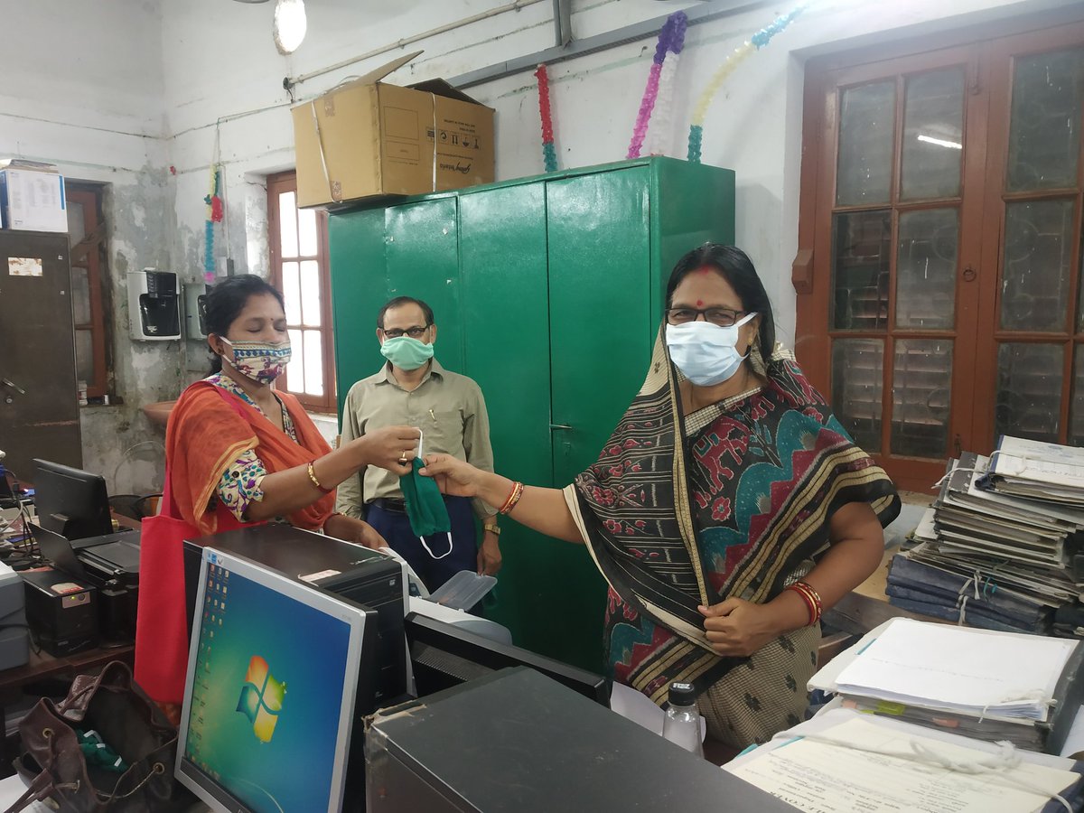 DRMKhurdaRoad's tweet photo. @RailMinIndia @eastcoastrail 
Use of face mask can slow down the risk of spreading #coronavirus .
During the lockdown period 
Smt @RukmaniSahani ,Chief Commercial Clerk, Bhubaneswar has stiched more than 1000 masks and distributed to  passengers, Public &amp; staff. https://t.co/nEMyI0NAoa