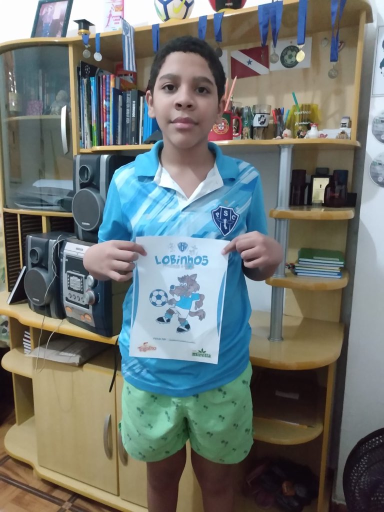 Paysandu's tweet photo. Bom dia, Fiel! Olha o João Araújo, o Mateus Pantoja e a Úrsula Reis com seus desenhos coloridos do quadro “Lobinhos pintando o 7”! 🎨💙🤩

Quer os desenhos para a criançada pintar? Manda uma mensagem pra gente! 🔵⚪️

📱(91) 99122-1250 (Whatsapp) #Pintandoo7 #PaysandudaAmazônia https://t.co/CLBSiFG2ST