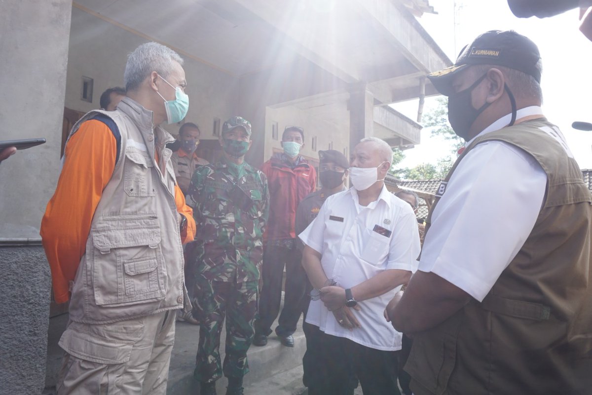 Mengakhiri sidak di Kabupaten Klaten, Ganjar langsung mendatangi Balai Desa Tegalmulyo dan memerintahkan kepada Sutarno, Kepala Desa Tegalmulyo untuk segara menata tempat evakuasi sesuai protokol Covid-19.