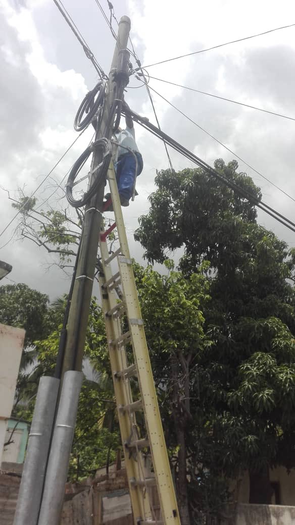 CateuraM's tweet photo. #ETECSAGuantánamo Continúa con la instalación de nuevos servicios telefónicos a nuestra población en la ciudad de Guantánamo #CubaInformatiza @lazara_mairen @MayraArevich @HildaAriasP @AIglesiasreyes @LabaninoElvia @GellEber @JorgeLuisPerd20 https://t.co/KPHwOqhVZz