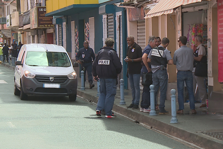 Martiniquela1e's tweet image. #Martinique #émotion et #interrogations après l'#agression #mortelle d'un #commerçant d'#origine #chinoise à @fdfville  la1ere.francetvinfo.fr/martinique/emo…