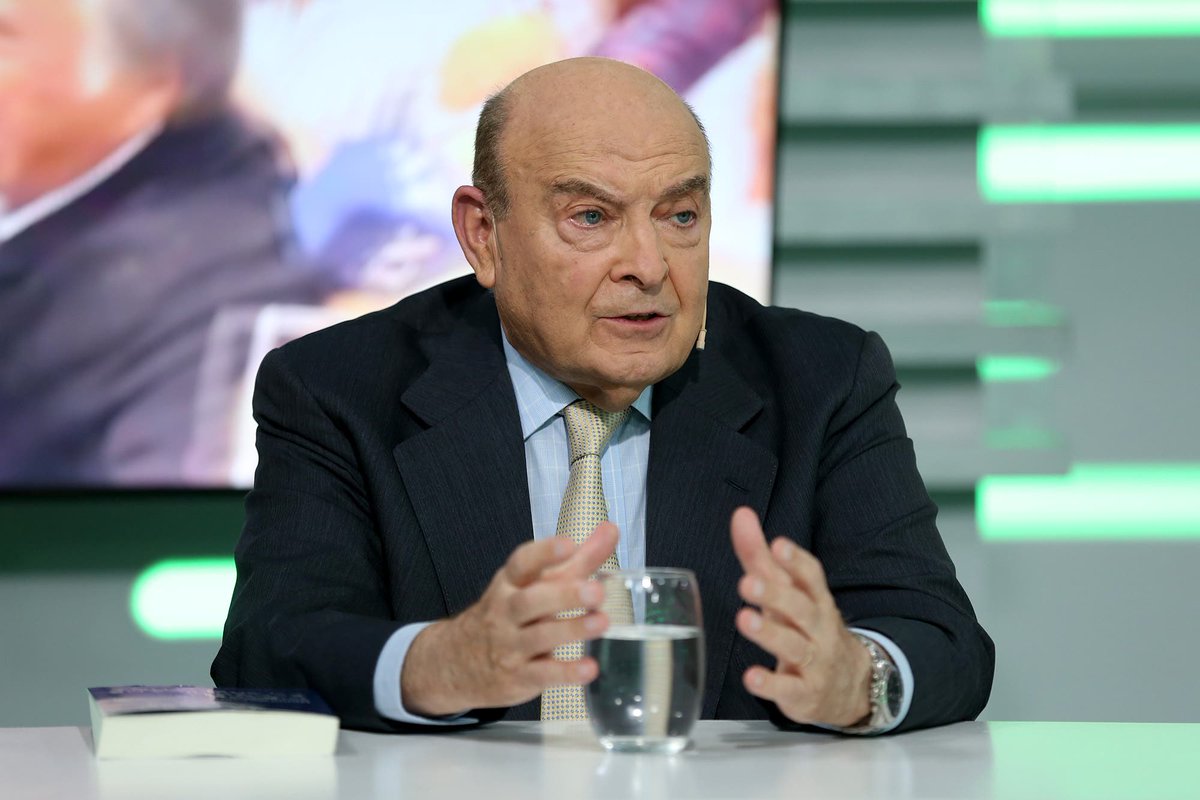 LANACION's tweet photo. Domingo Cavallo: "Cristina Kirchner era muy buena ama de casa, no era interlocutora en temas de política” https://t.co/1n3oCgmvd2 https://t.co/3j4cV9LtD7