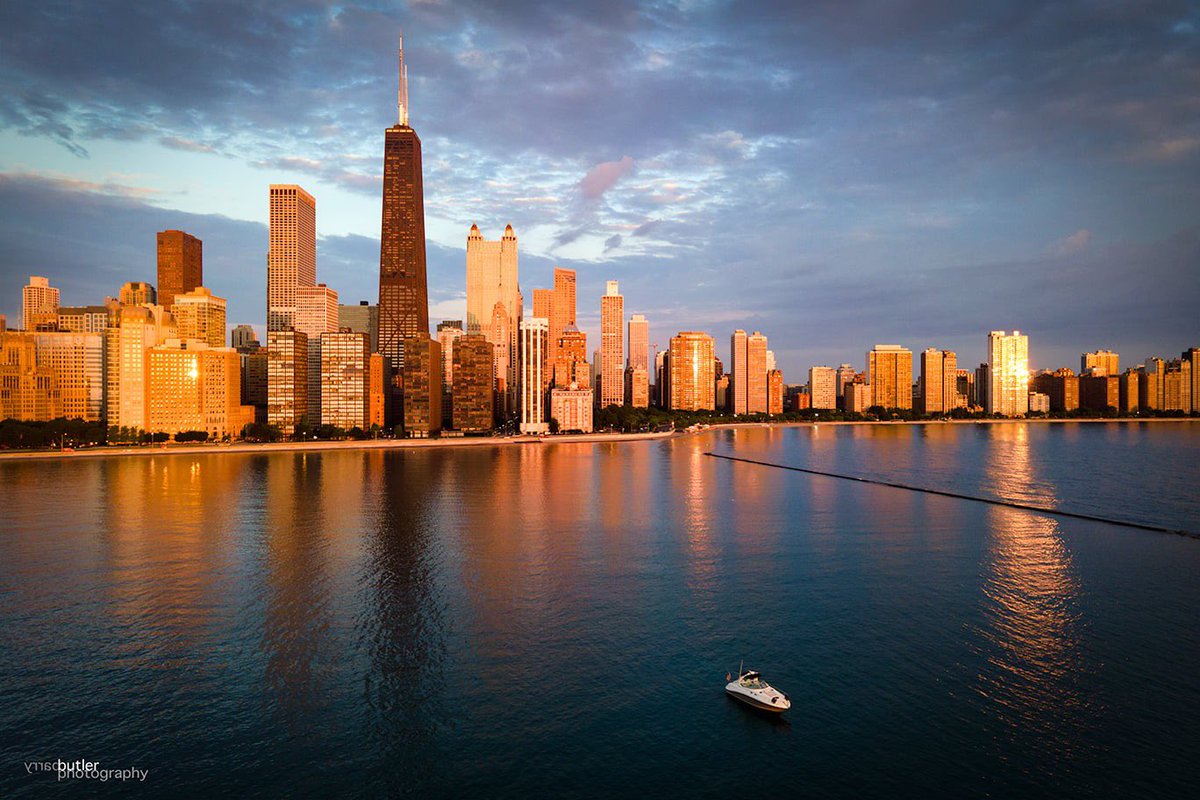 barrybutler9's tweet photo. Windy City Wednesday Wake-Up with No Wake. #weather #news #ilwx #chicago #boating #sunrise https://t.co/RLDNmcSvCR