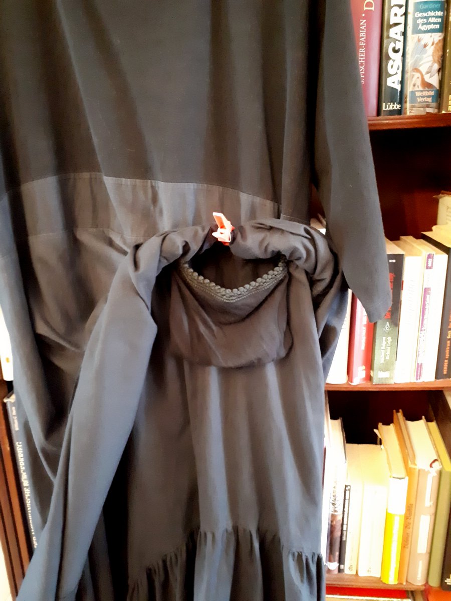 _ORMUZ_'s tweet photo. Not macht erfinderisch
Da das Kleid, das ich morgen anziehen werde, keine Taschen hat - ich aber diese vermaledeite Maske ja irgendwo lassen muss, habe ich mir eben ein Geheimtäschen rein genäht.
Zweitverwertung für einen Ärmel eines ausrangierten Oberteils.
#Ossistyle https://t.co/cpkGCODQOt