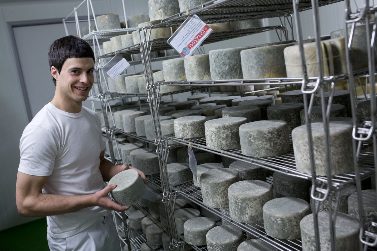 Baztan_Bidasoa's tweet photo. De postre, para merendar, para picar,...¡Cómo me gusta el #queso! #Kortarikogasna @queso_idiazabal #pastoreo #Visitas guiadas #degustacion @queso_idiazabal
Gaznazalea, bazara...#Kortariko Gasna gasnategia #Autxitxia gasnategia #Jauregia
https://t.co/YuFQnNXa1E https://t.co/erZdKRjJfT