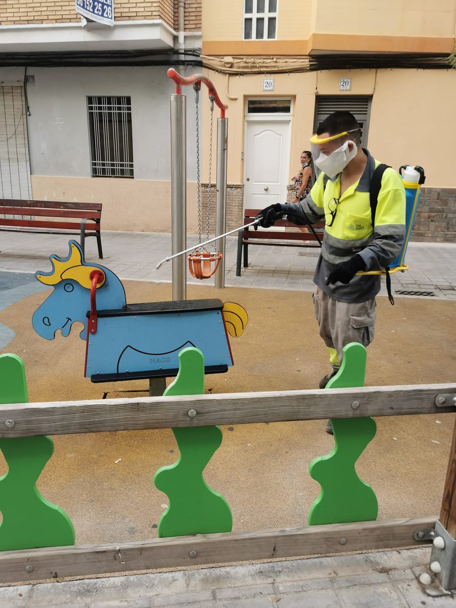 Gesquart's tweet photo. Hoy miercoles tras la limpieza de las calles del municipio, hemos desinfectado todos los parques infantiles, el mobiliario urbano y continuamos desinfectando los interiores de los edificios públicos, continuaremos esta tarde con la recogida del mercado ambulante.  #COVID19 https://t.co/WLgm9cPzm4