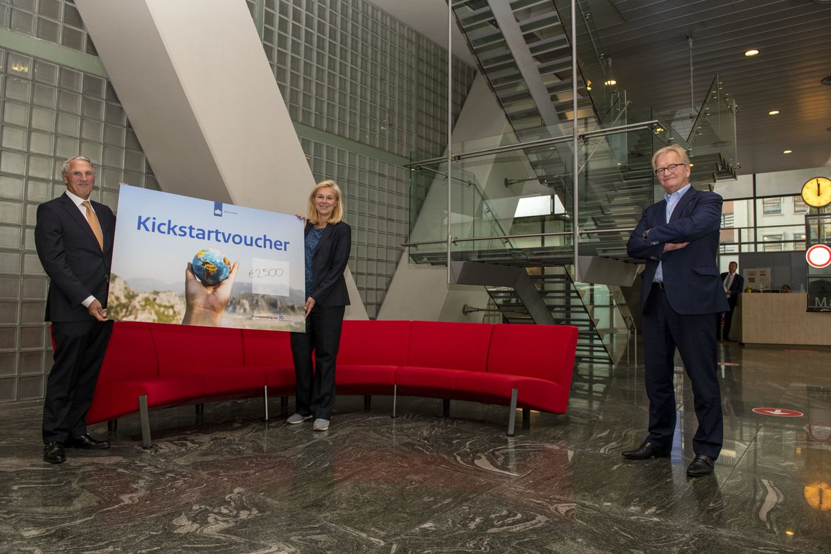 Ondernemers die internationaal opereren, hebben het moeilijk. Het kabinet helpt hen om ervoor te zorgen dat ze dat kunnen blijven doen. Bijvoorbeeld met de #Kickstartvoucher , die bedrijven daarbij begeleiding biedt. Vandaag de 1e uitgereikt, aan Paul Roukema van Hilco-Welding.