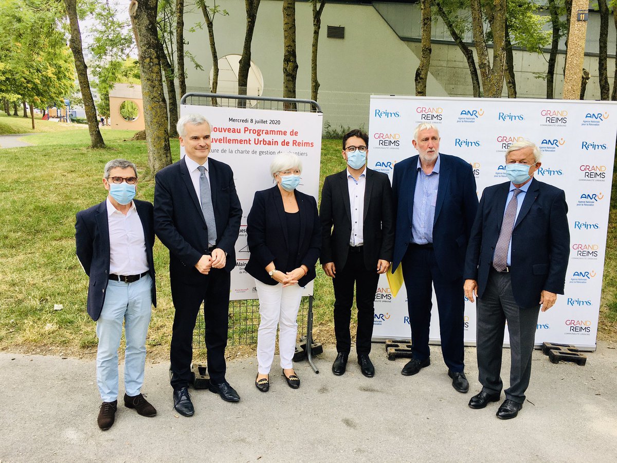 Pleine reprise du #NPRU ce matin à Croix du Sud avec la signature de la charte de gestion des chantiers ! <a href="/CaVautrin/">Catherine Vautrin</a> et <a href="/ArnaudRobinet/">Arnaud Robinet</a> rappellent les objectifs de dédensification de nos quatiers. Pour un cadre de vie de qualité pour tous.