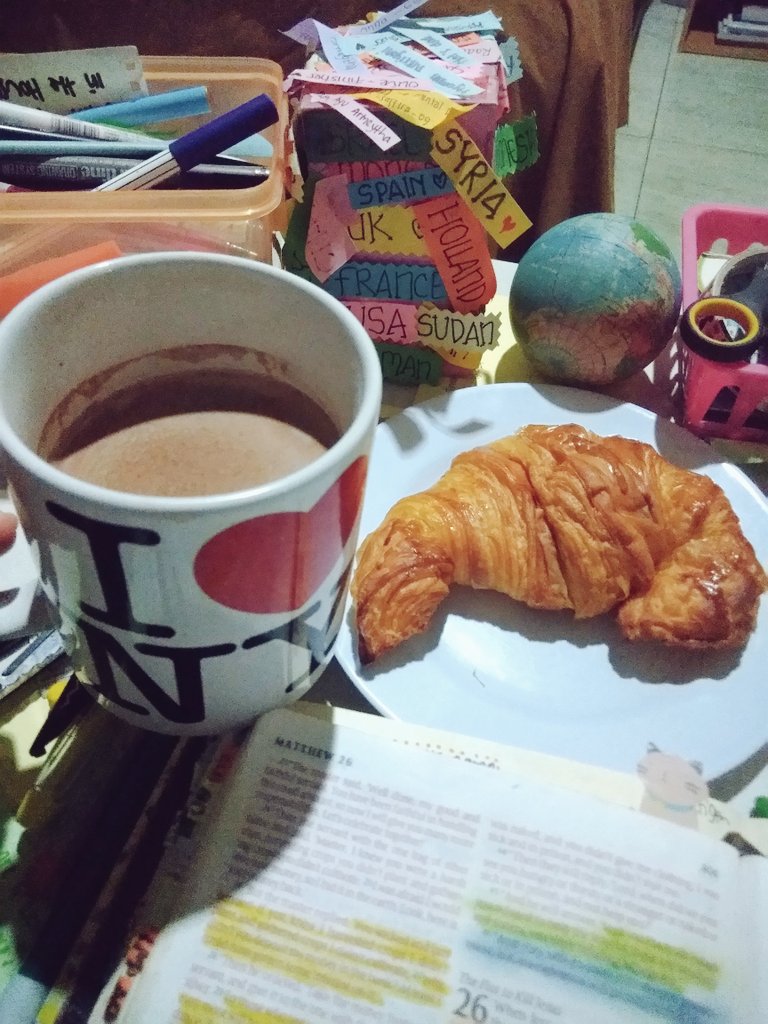 naughtysp0on's tweet image. A hot chocolate and a croissant after long busy day. Hallelujah 

#hotchocolatechallenge #croissant #Bali