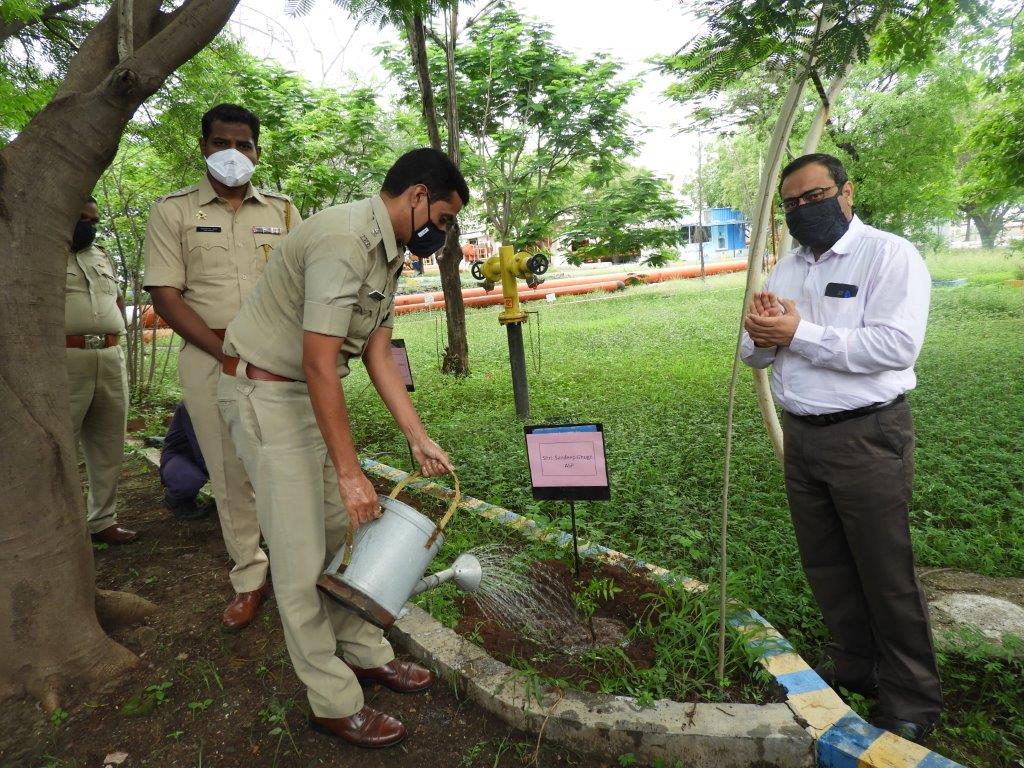 BPCRetailManmad's tweet photo. BPCL Manmad Installation conducted tree plantation during #SwachhtaPakhwada2020 in the presence of Mr Ghuge (ASP Malegaon) @BPCLRetail @BPCLimited @swachhbharat @RamanMalik02 https://t.co/tcwJ72r9b5