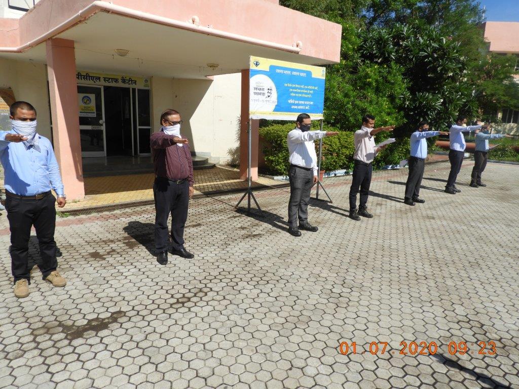 BPCRetailManmad's tweet photo. BPCL Manmad Installation kickstarted #SwachhtaPakhwada2020 by taking #SwachhtaPledge with enthusiasm and determination to ensure high standards of hygiene and cleanliness. @swachhbharat @BPCLimited @BPCLRetail @RamanMalik02 https://t.co/SqX08jS7C6