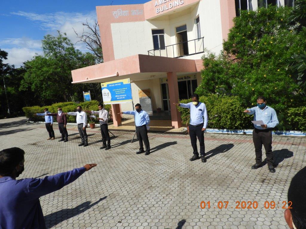BPCRetailManmad's tweet photo. BPCL Manmad Installation kickstarted #SwachhtaPakhwada2020 by taking #SwachhtaPledge with enthusiasm and determination to ensure high standards of hygiene and cleanliness. @swachhbharat @BPCLimited @BPCLRetail @RamanMalik02 https://t.co/SqX08jS7C6
