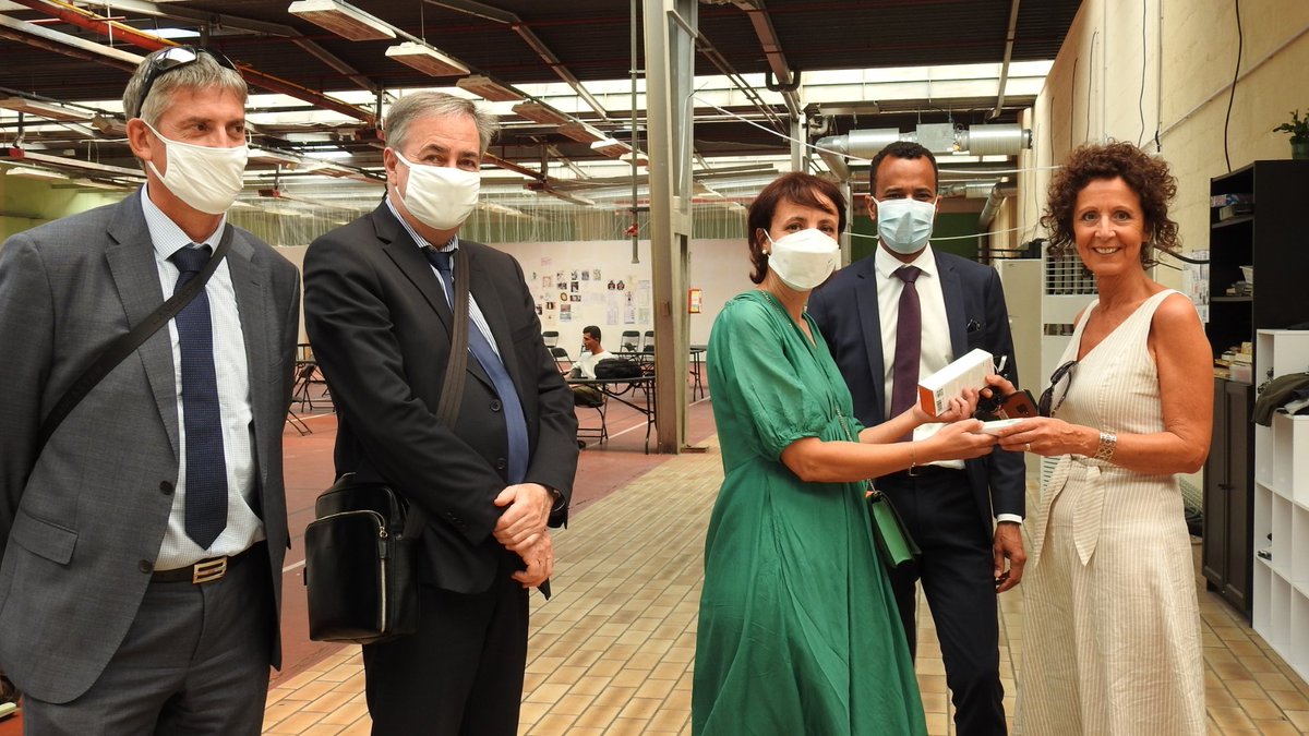 Prefet77's tweet photo. 👏 Merci à Faïza Hammou chirurgienne dentiste qui fait dons de thermomètres digitaux à l'association Empreintes qui servira aux personnes vulnérables.
Le sous-préfet André Pierre-Louis & #DDCS77 ont permis la mise en relation avec des associations de #SeineEtMarne et le Dr Hammou https://t.co/tZmNRFVw6I