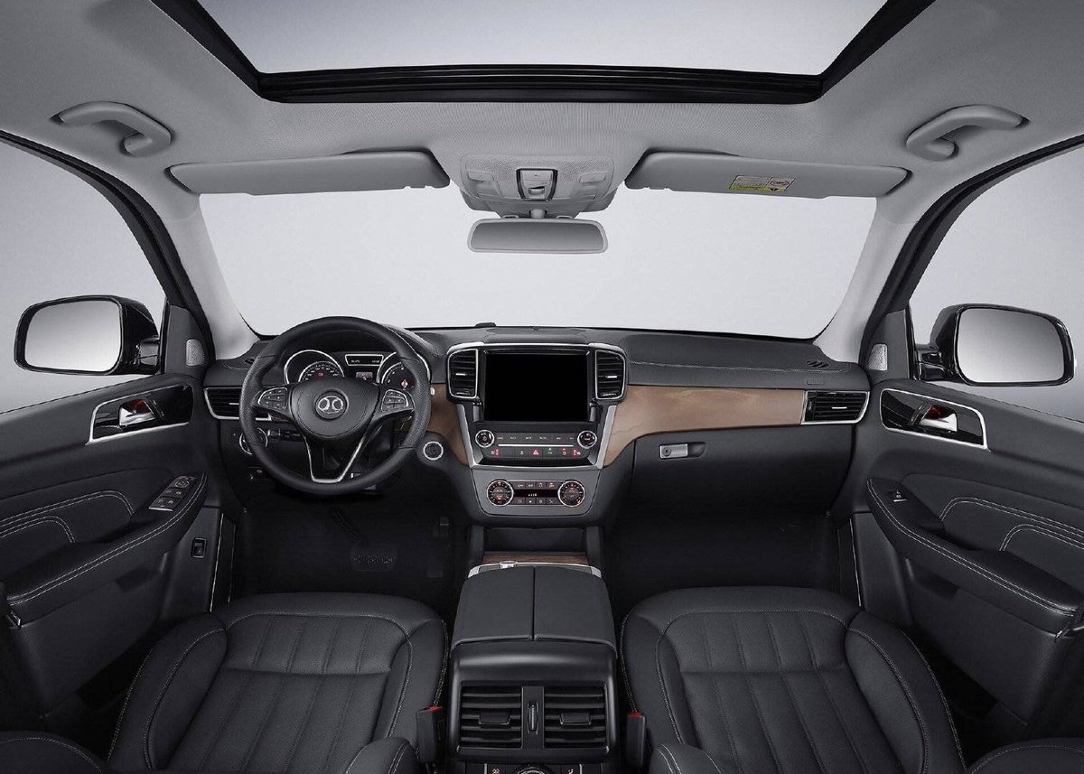 ChineseCarInte1's tweet photo. BAIC launched super expensive(99,500~142,300 USD) and large SUV, BJ90, today. BJ90 is basically a 2018 Mercedes GLS with slightly changes indesign, fitted with 3.0T V6 and 4.0T V8 engine also from Mercedes.
#BAIC #BJ90 #beijing #beijingauto #luxurycars #mercedes #mercedesbenz https://t.co/lp9j8ztlx9