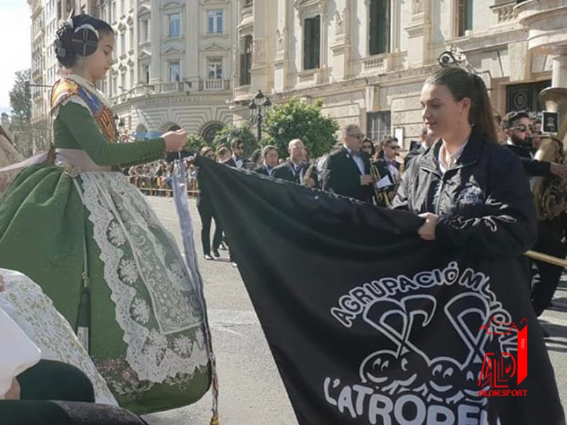 ¿Bonita imagen verdad?
Está preciosa foto nos la manda la Agrupación Musical L' Atropello.
En ella podéis ver la bandera que nos encargaron con el logo que identifica a la banda.
Gracias!!!
#replicabanderaoficial
#banderasdetodotipo
#túlosueñasnosotroslocreamos
#ALDIESPORT
