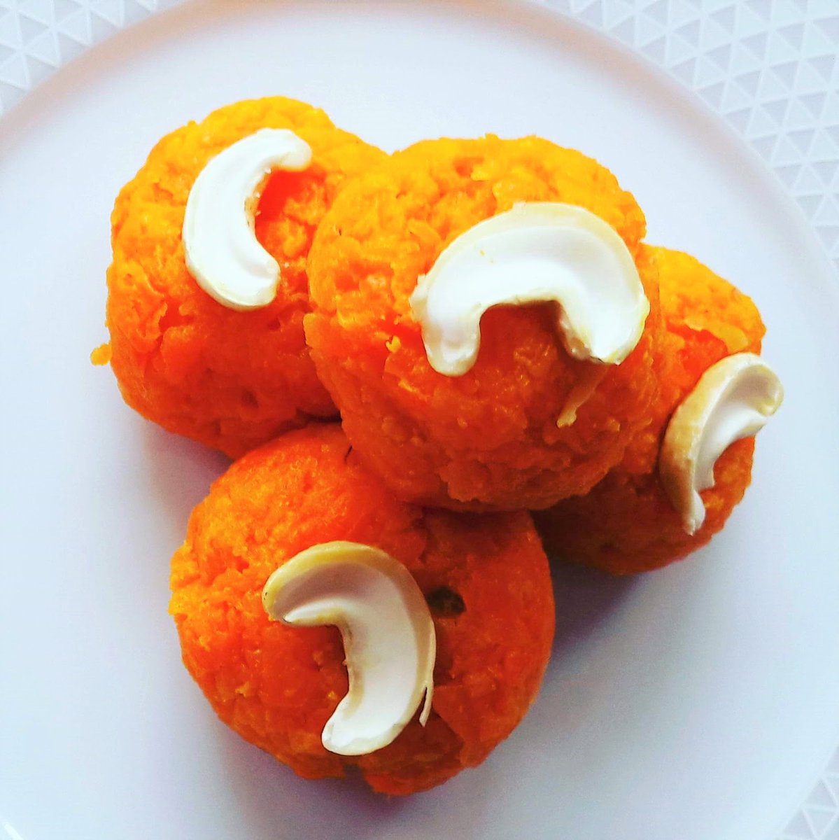 anuappetizingr1's tweet photo. Carrot fudge
https://t.co/PgYBU8rxAL

#indiandessert #carrotfudge #easyrecipes #carrots #recipes  #foodtalk #bbcgoodfood https://t.co/B1XaOaSqFH