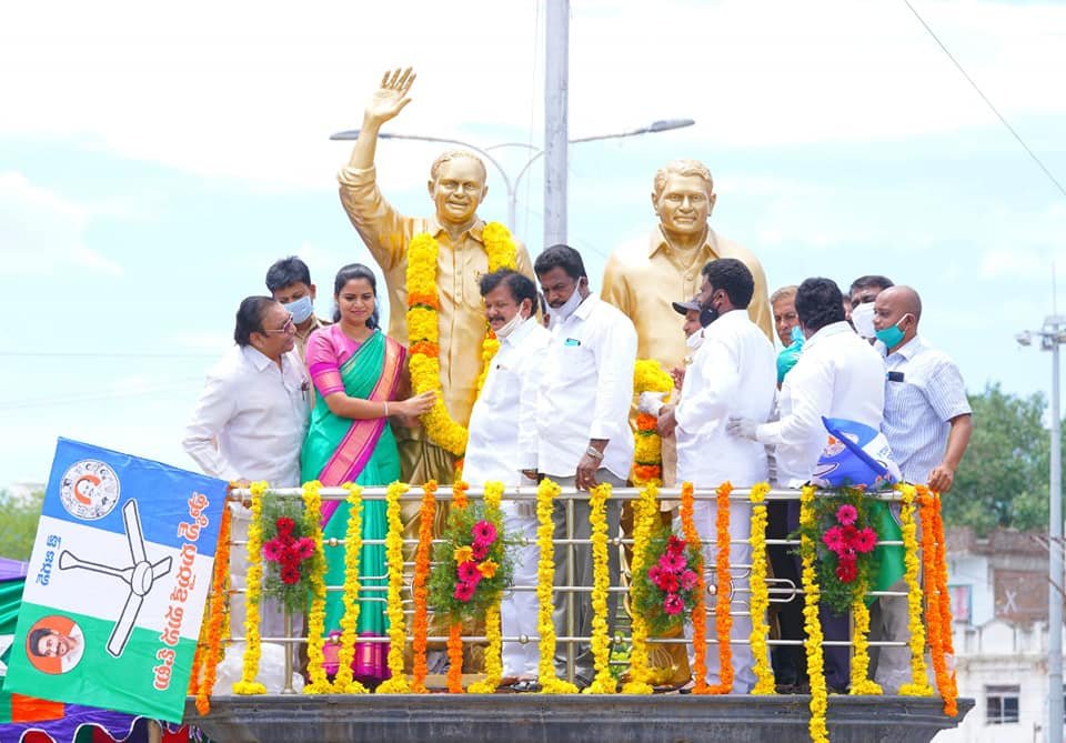 VidadalaRajini's tweet photo. On the Occasion of #YSRJayanthi Paid my respect to the #Legend along with other Party Leaders &amp; distributed food packets among the people.
#LegendYSRJayanthi 
#YSRLivesOn 
#RythuDinotsavam https://t.co/oqBNoF3XWr