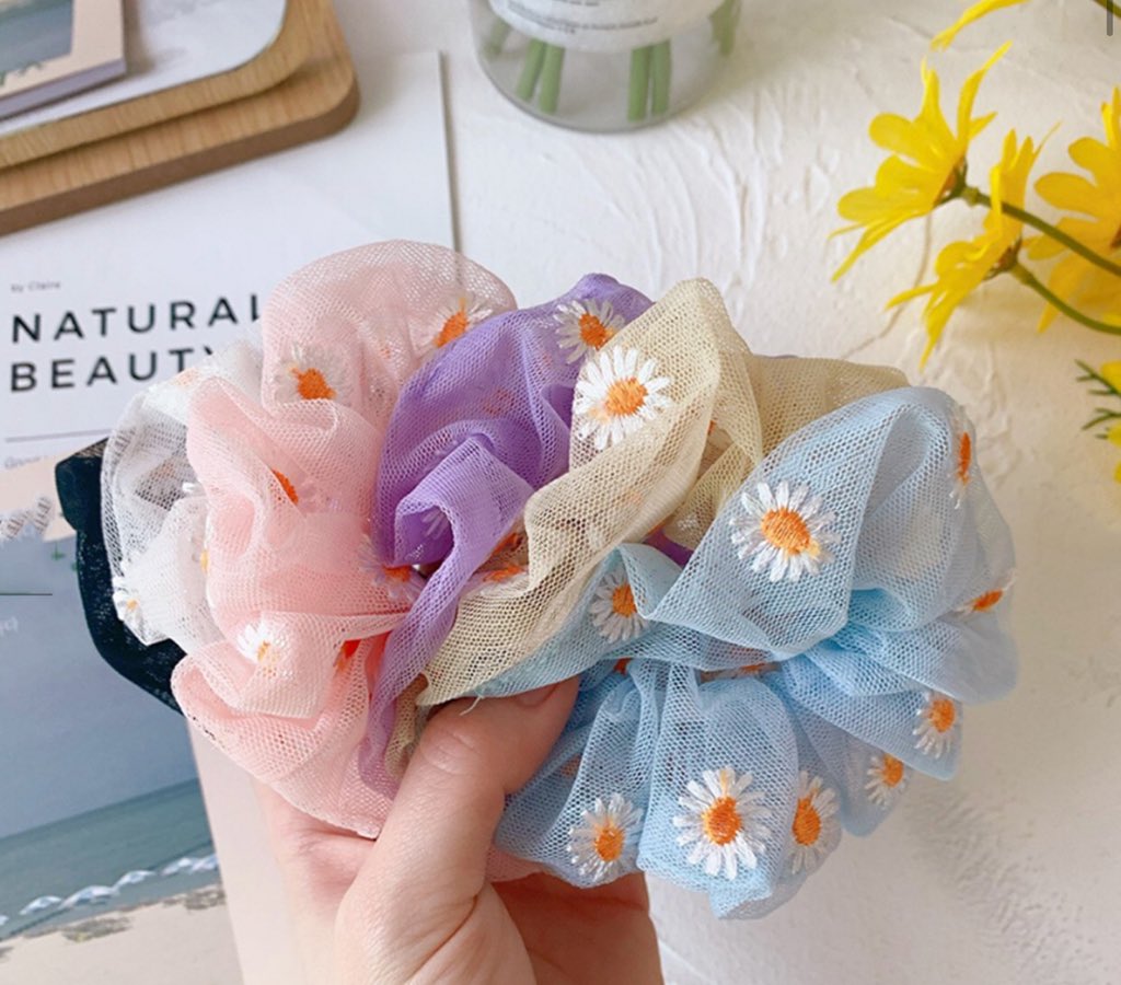 ShuhadahAzman's tweet photo. Nak belanje daisy scrunchies yang comel ni dengan pastel bag cute ni!

RT tweet ni
Follow @fairiedaisy &amp; @theyudusa &amp; @projexkita 

Good luck everyone 💓 https://t.co/LC9sXEy9du