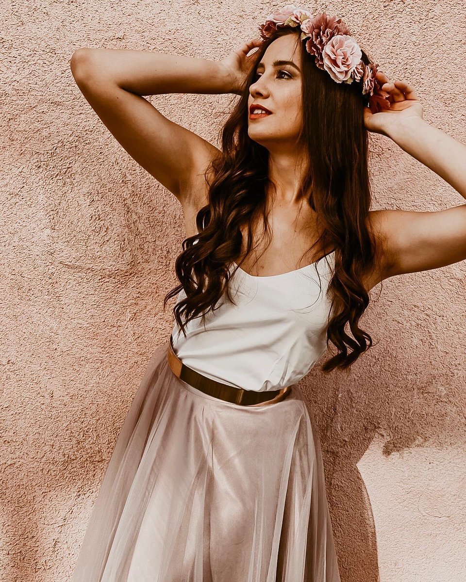 pdbridal's tweet photo. Guten Morgen liebe #bridetobe ,👰🏻👰🏼
heute gibt es das gewünschte Foto. Ihr habt euch in unserer Umfrage eindeutig für den #flowercrown und für ein neues #weddingfoto bzw. eine #hochzeitsinspo entschieden.👍
.
Wir sind verzaubert.
#weddinginspiration #weddingoutfit #tüllrock https://t.co/Al9J8KSSgR