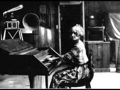 day 40 : violet gordon-woodhousebritish keyboard player; she specialised in playing the harpsichord and clavichordlovers include english poet and author radclyffe hall and composer and suffragette ethel smyth