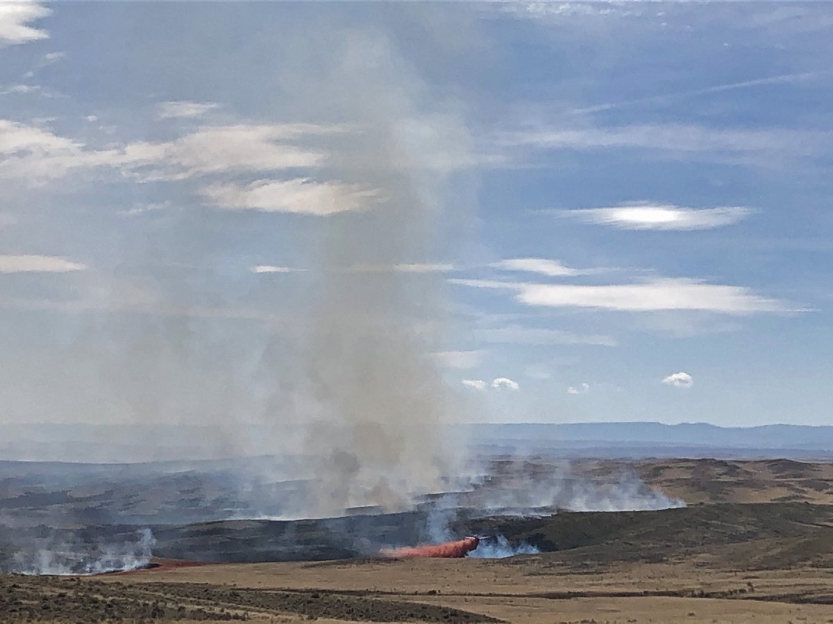 BLMWyoming's tweet photo. Due to hot, dry and windy conditions, the Neiber Fire south of Worland has grown to approximately 7,800 acres today. We will be transitioning to a Type 3 Incident Management Team and additional firefighting resources have been ordered.
#NeiberFire https://t.co/PbfnB6VsqX