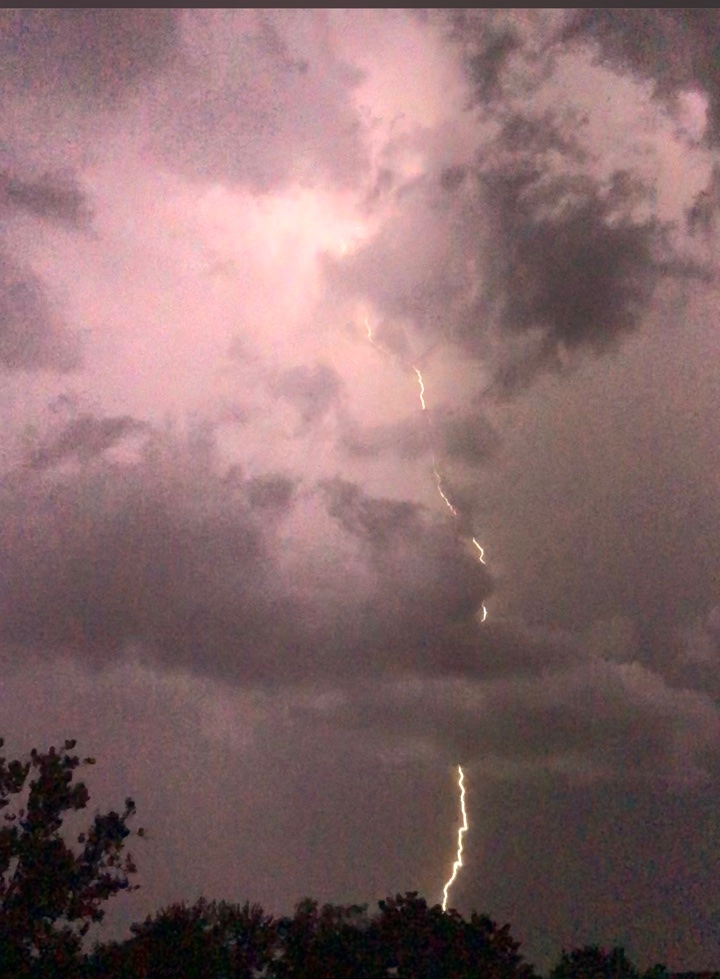 CrookyT1's tweet photo. The storm moved in around 9:45PM last night. Pics captured by my son @SethCrookWP The rain moved out earlier this aft. Total of .075 Oskaloosa area.

#IAwx
@WHOWeather
@EdWilsonWX13HD
@JeriannWX
@BrettMcWx
@WXMegs
@AmberAwx
@NWSDesMoines
@IAStormChasing
@StormHour
@WeatherNation https://t.co/Y9H9PLV0TT