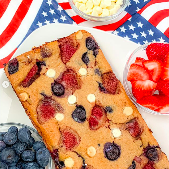 STRAWBERRY, BLUEBERRY and WHITE chocolate bread!! 🇺🇸
.
.
.
 #eggsofinstagram #happyhens #mealprepideas #fooddiary #eatwelllivewell #foodforthought #foodinspiration #wholefoods #eatrealfood