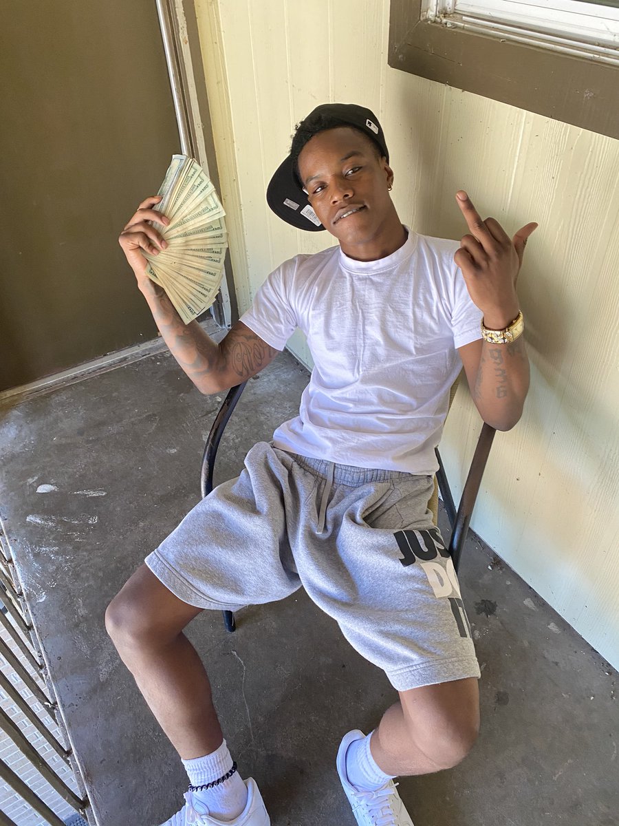 ypckodee's tweet photo. they think shìt sweet so ima give em candy 🍬 https://t.co/CSmFHN4nNg