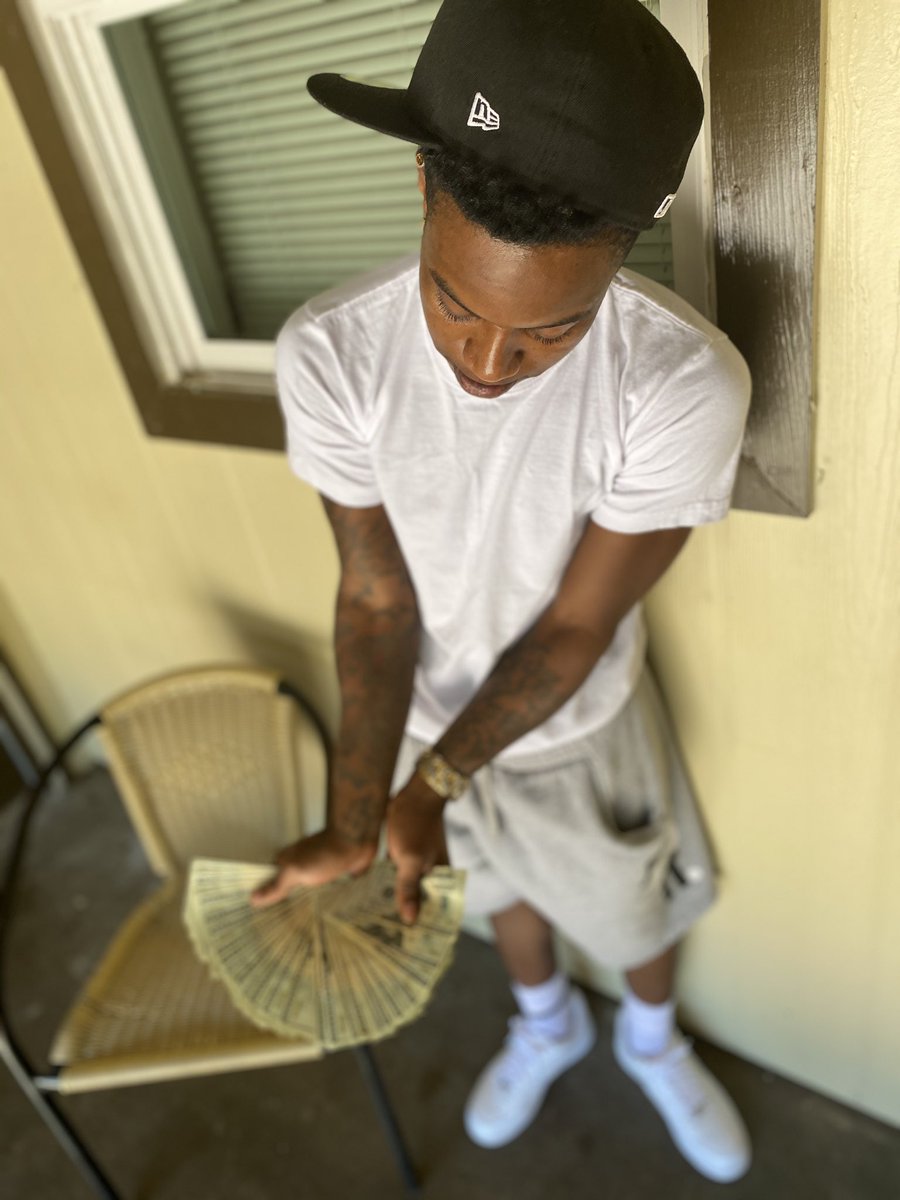 ypckodee's tweet photo. they think shìt sweet so ima give em candy 🍬 https://t.co/CSmFHN4nNg